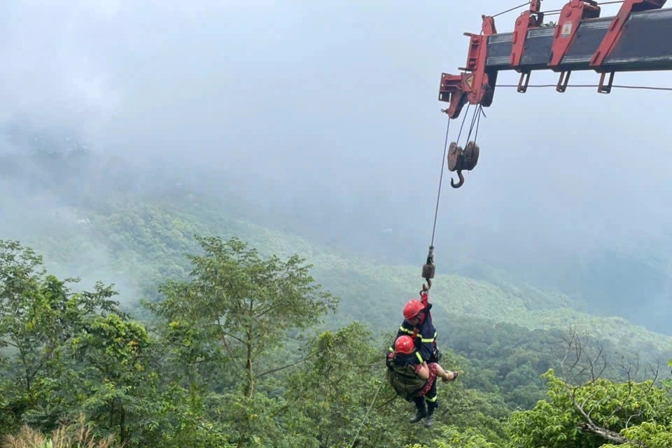 Cảnh sát cứu 2 người đi xe máy rơi xuống vực sâu 30m ở Vườn quốc gia Ba Vì