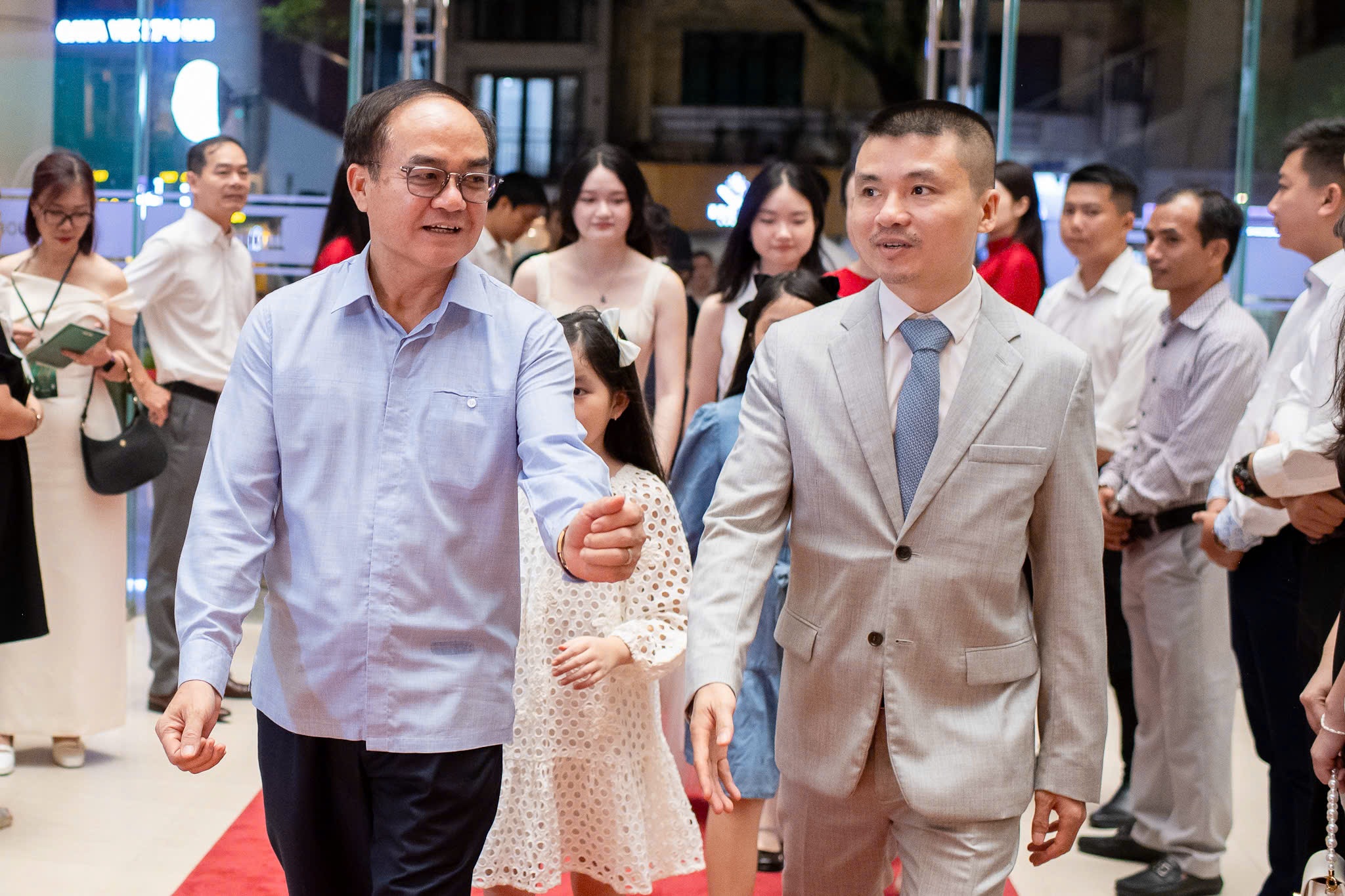 Khách mời đến thảm đỏ "Rực rỡ ngày mới", háo hức chờ Hòa Minzy, Hương Tràm