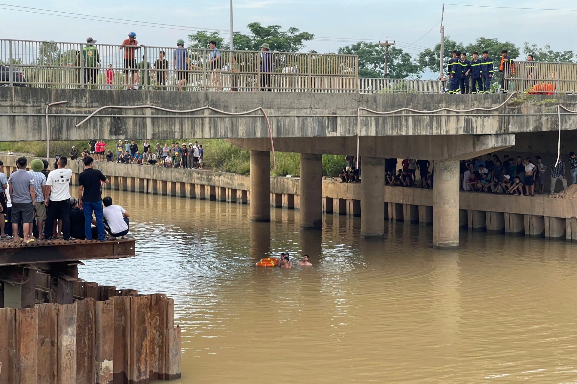 Vụ ô tô rơi xuống sông sau khi tông xe máy: Hai người tử vong, một mất tích