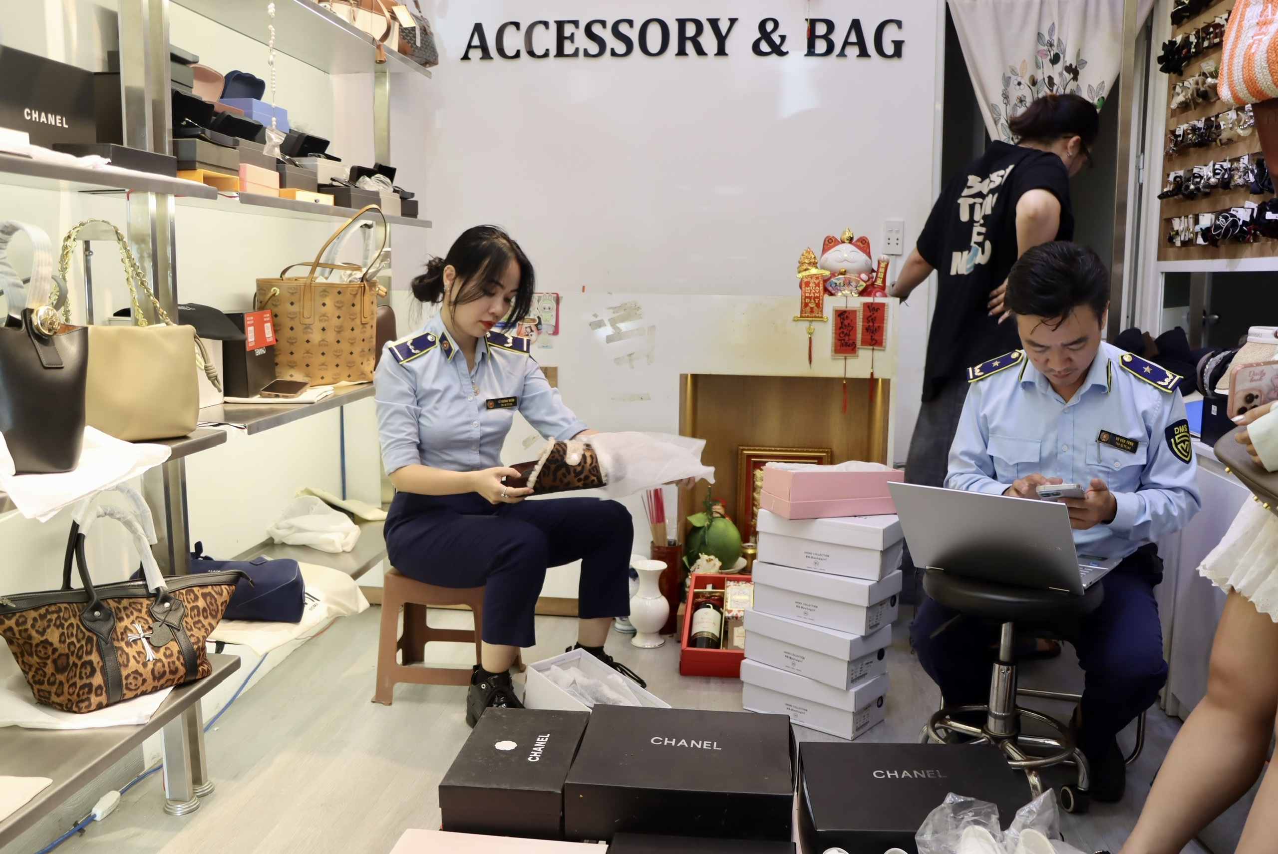 Chủ cửa hàng bị phạt hơn 102 triệu đồng vì bán hàng giả mạo nhãn hiệu