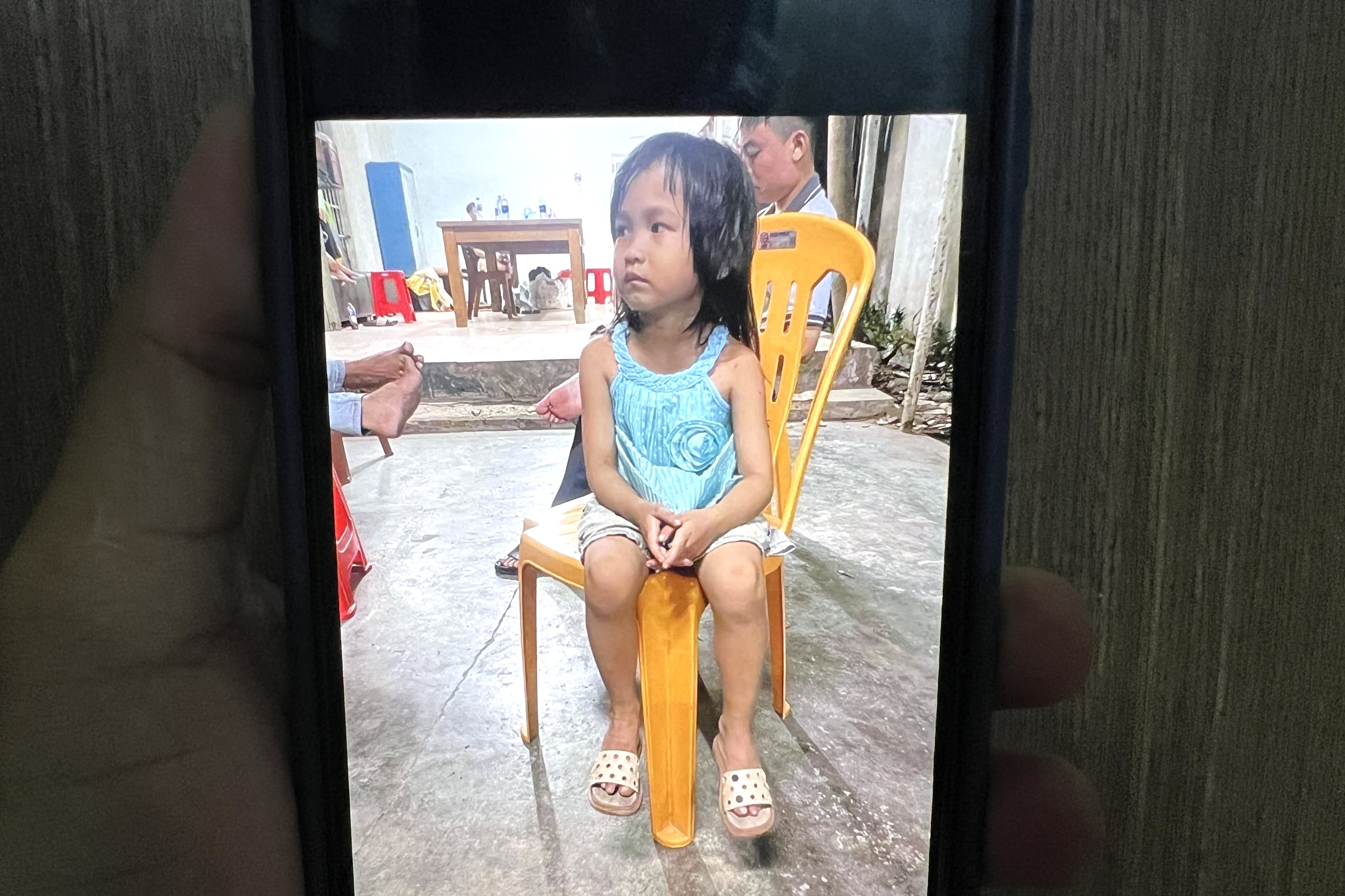 Bé gái đi lạc 7 ngày vẫn chưa có người thân đến nhận ở TPHCM