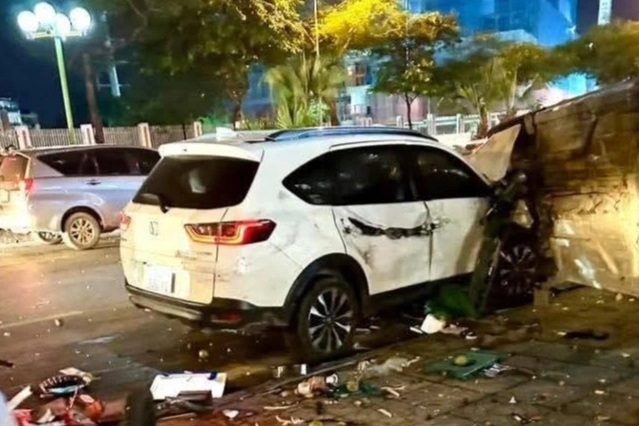 Hà Nội: Ô tô tông liên hoàn 2 xe con và 1 xe máy, 1 người tử vong