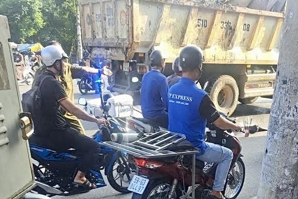 Ô tô tải va chạm với xe máy, 2 người thương vong ở TPHCM