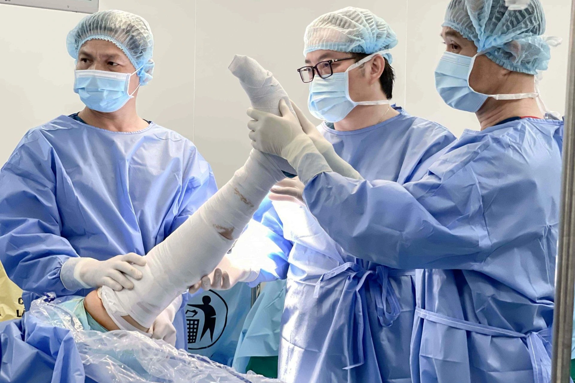 Vinmec Cần Thơ phẫu thuật thành công chấn thương khớp gối do đá bóng