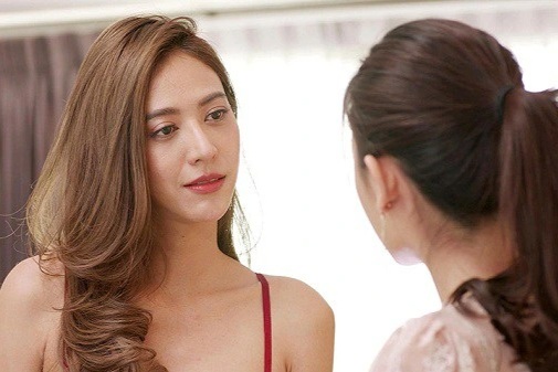 Cấm chồng đưa đón đồng nghiệp nữ, tôi không ngờ bị chị ta "cảnh cáo"