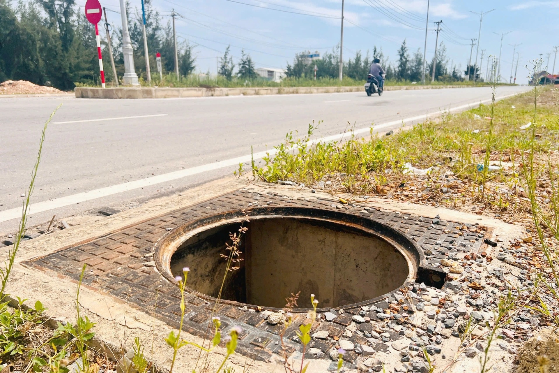 Chính quyền vào cuộc vụ hàng loạt nắp cống trên đường 210 tỷ đồng biến mất