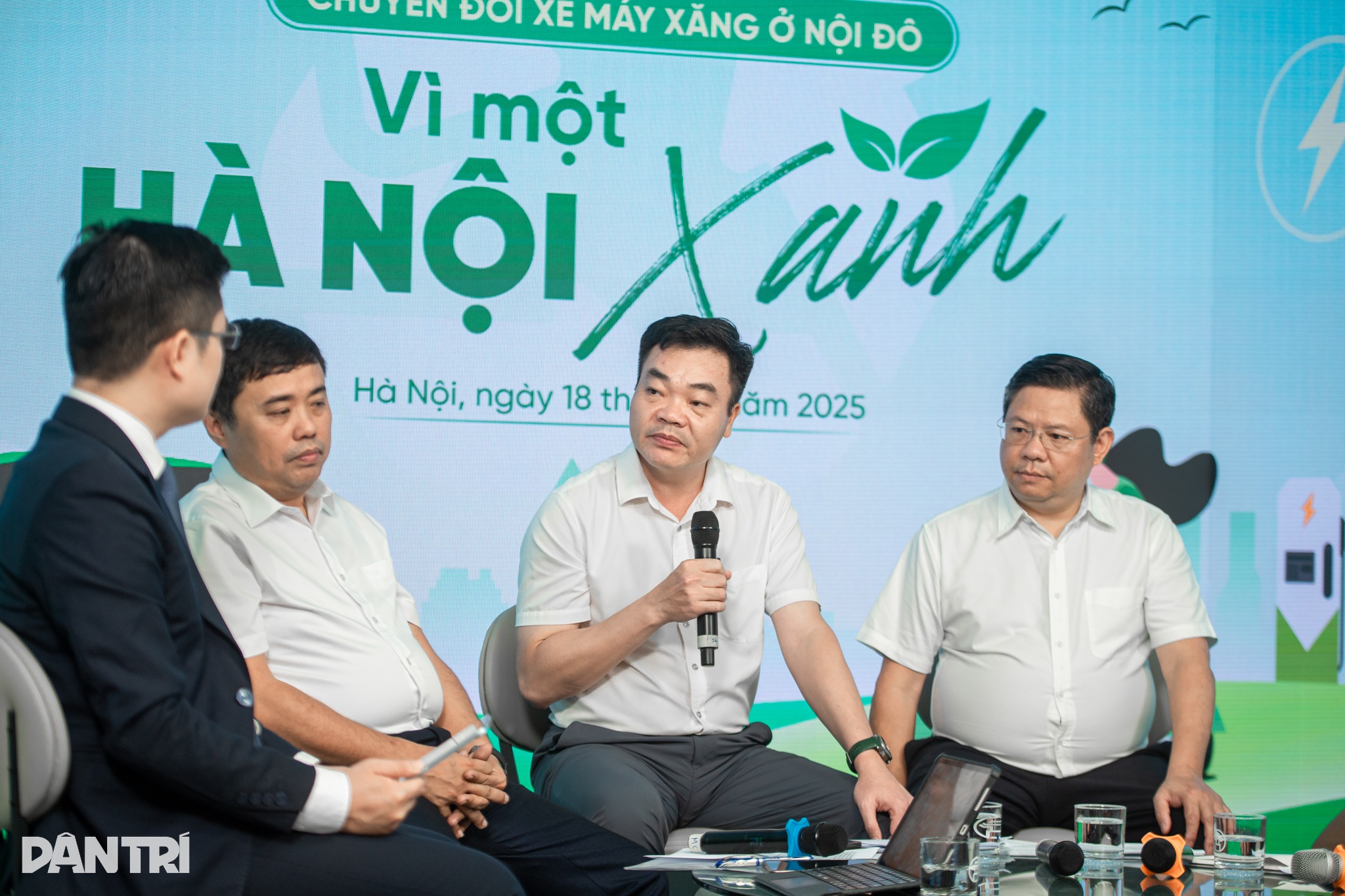 Hà Nội quyết tâm trả lời được câu hỏi: "Không đi xe xăng tôi đi bằng gì?"