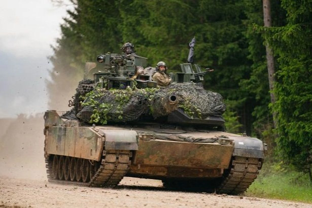 Xe tăng Abrams, tên lửa Patriot đổ về Ukraine