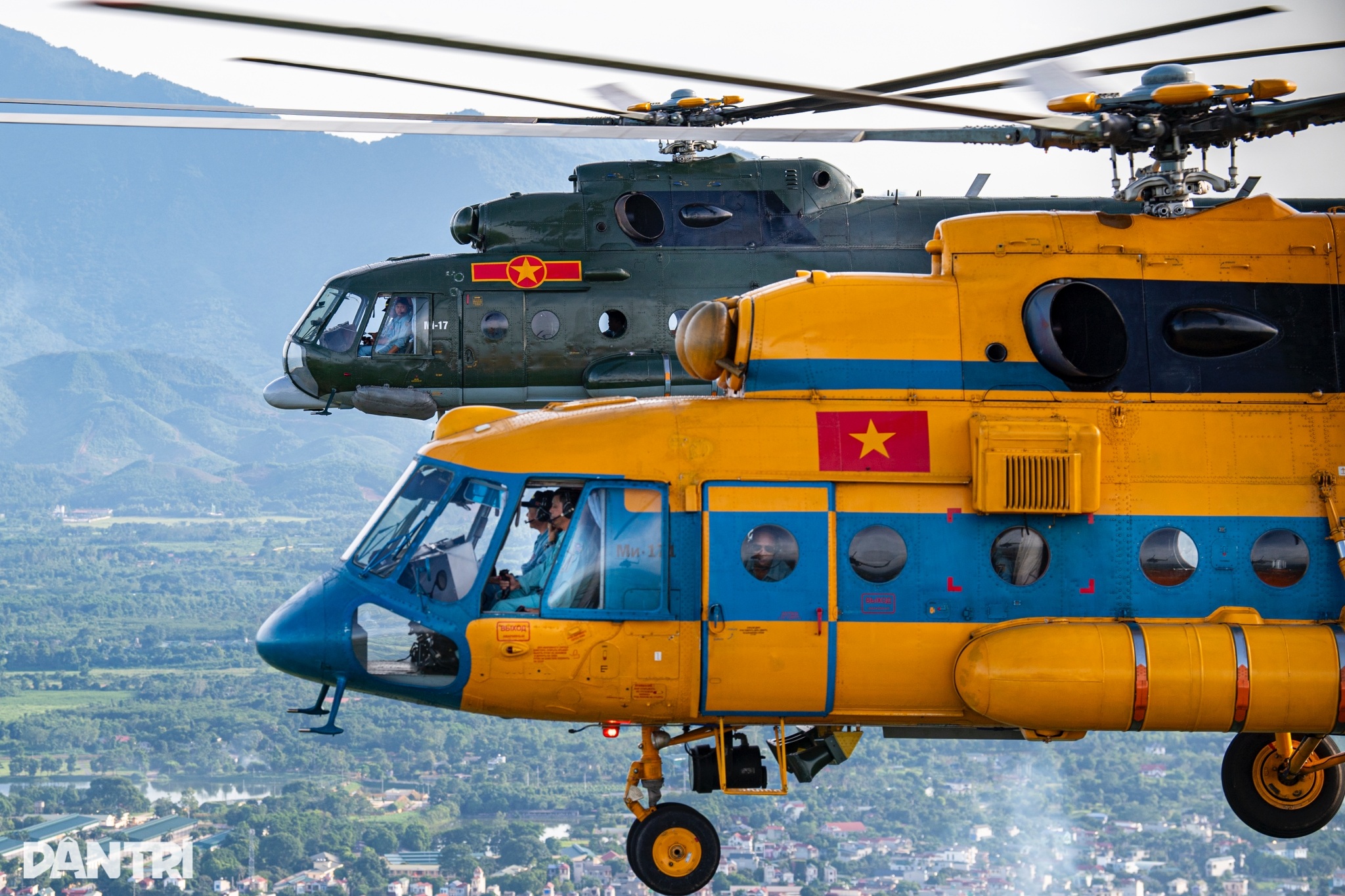 Không quân bay lượn ghép đội hình trực thăng phục vụ đại lễ A80