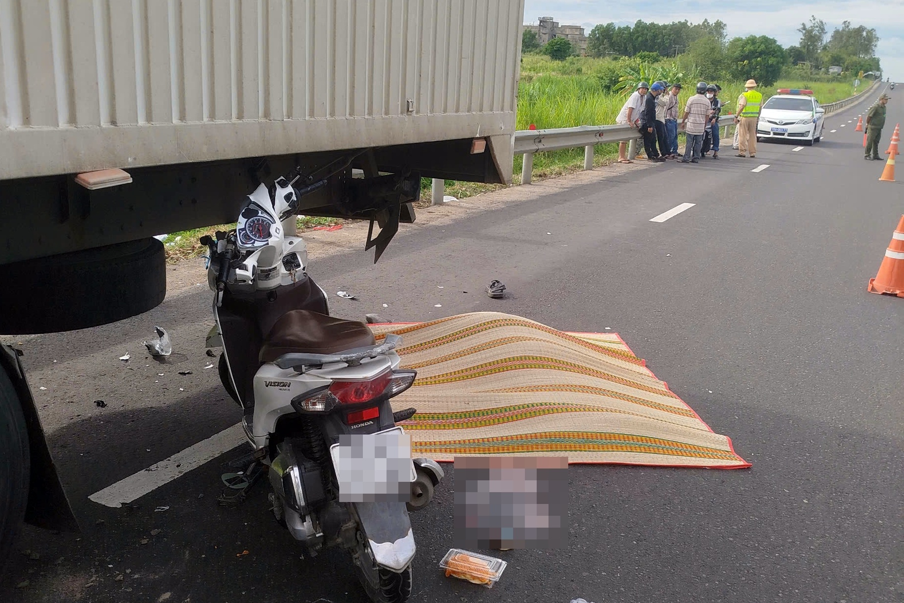 Xe máy đâm vào đuôi ô tô tải đang đậu bên đường, 3 bà cháu tử vong