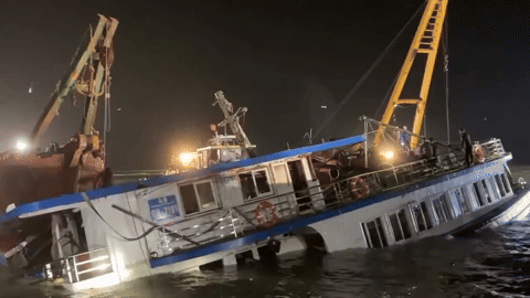 Thuyền trưởng tàu Vịnh Xanh đã cảnh báo hành khách mặc áo phao để ứng phó?