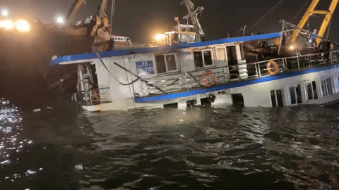 Cập nhật vụ lật tàu ở Vịnh Hạ Long: Tìm thấy 35 thi thể, 4 người mất tích