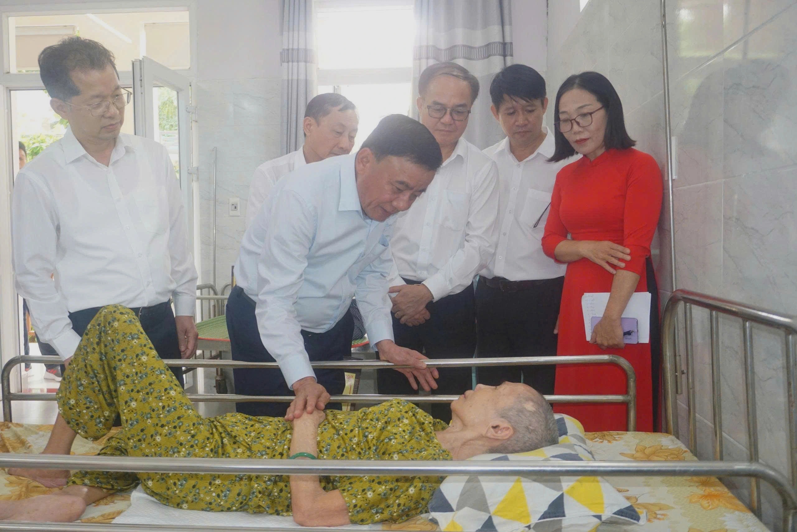 Thường trực Ban Bí thư thăm, tặng quà người có công tại Đà Nẵng