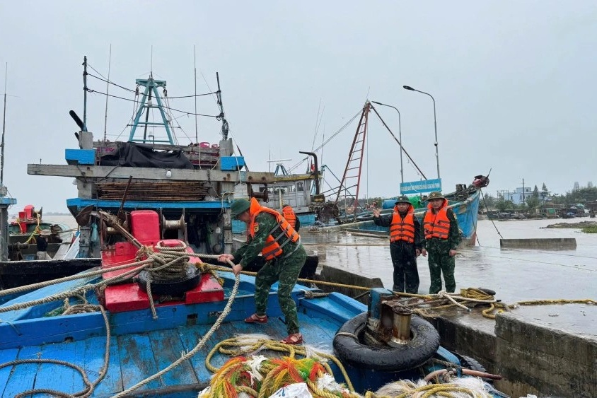 Quân đội huy động hơn 346.000 người, 620 xe đặc chủng, 5 máy bay chống bão