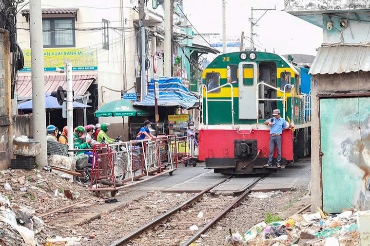 Xuất hiện nhiều lối đi tự phát cắt qua đường sắt ở TPHCM