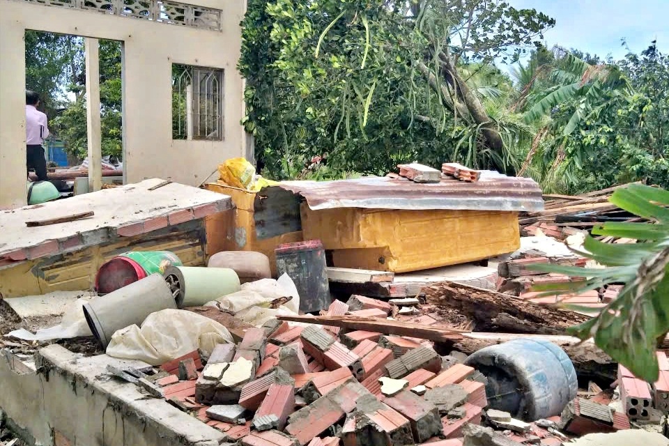 Mưa dông do bão Wipha làm sập 153 căn nhà ở miền Tây