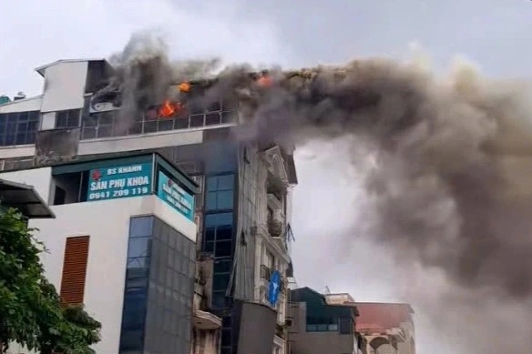 Hà Nội: Nhà 5 tầng trên đường Giải Phóng bốc cháy ngùn ngụt