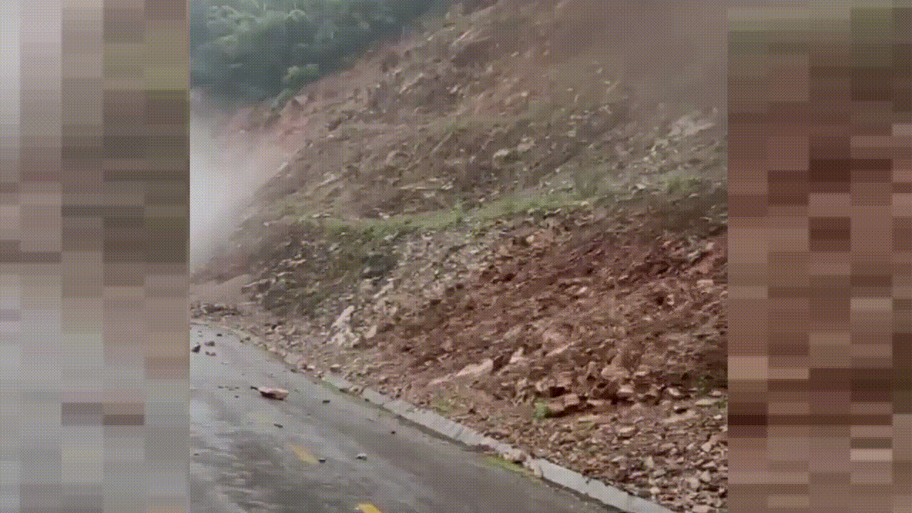 Kiểm tra điểm sạt lở, đoàn cán bộ công an suýt bị đá rơi trúng