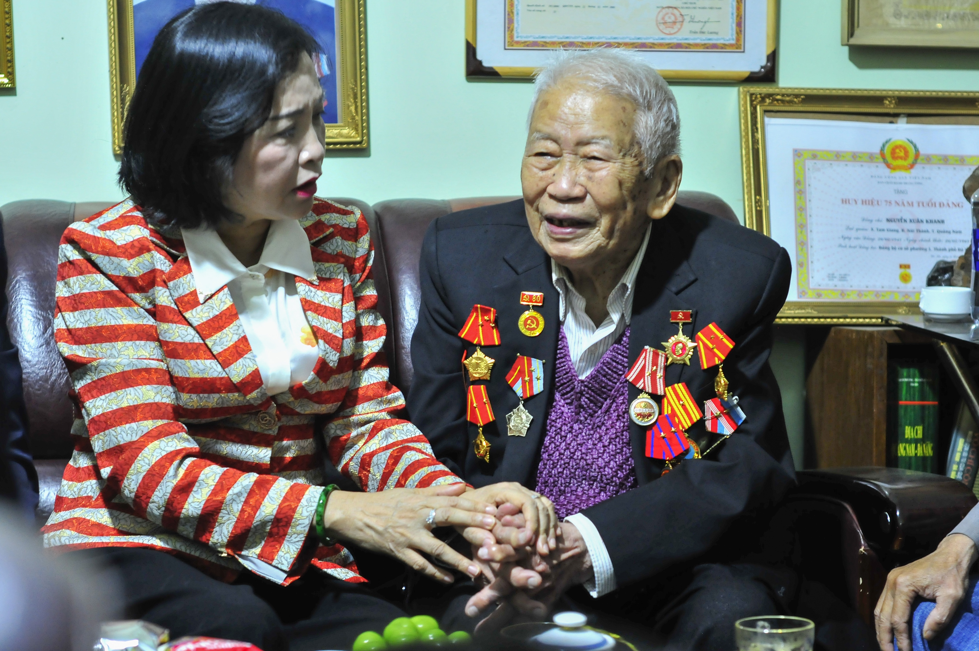 Phó Chủ tịch Quốc hội thăm, tặng quà người có công ở Lâm Đồng