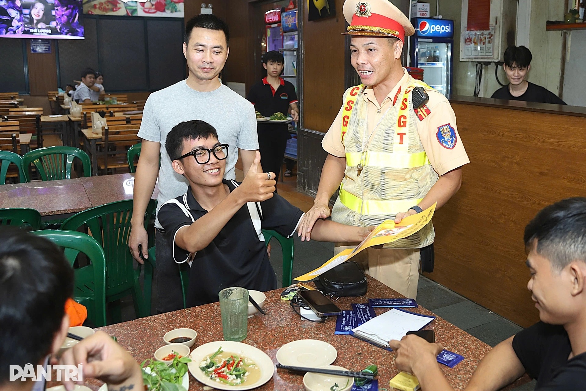 CSGT Hà Nội vào tận quán nhậu khuyên tài xế "đã nhậu là không lái xe"
