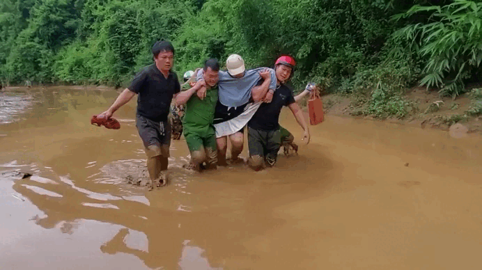 Công an đẩy thuyền, dìu sản phụ vượt bùn lũ đi sinh