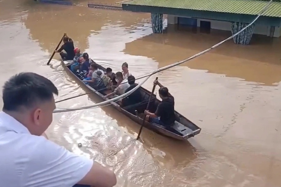 Sơ tán 140 bệnh nhân và người nhà mắc kẹt do nước dâng cao ở trung tâm y tế