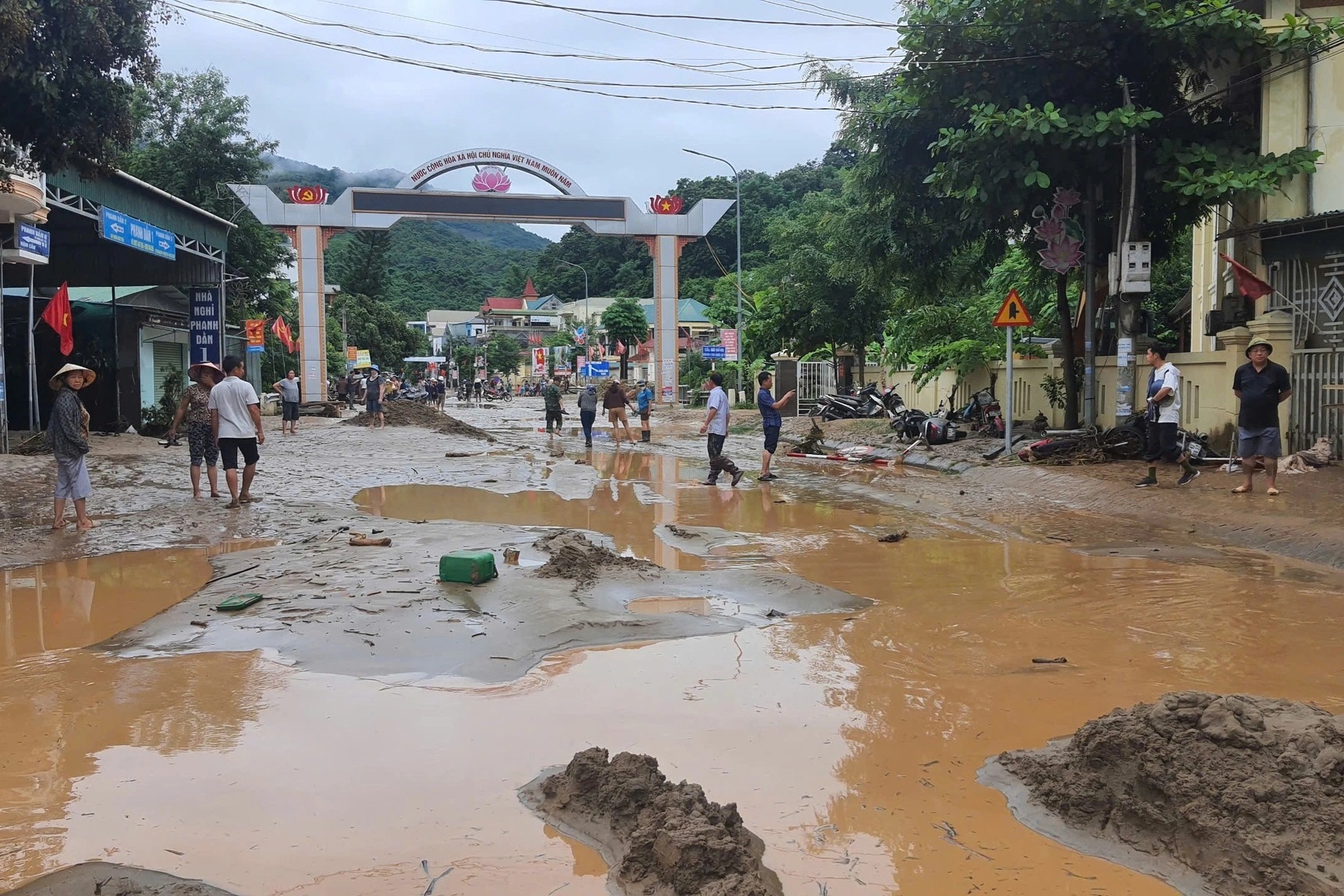 Bùn rác ngập kín nhà, bản làng xơ xác sau khi lũ rút