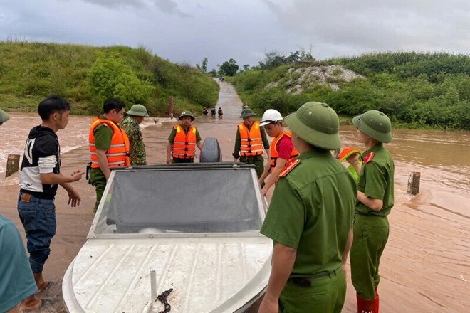 Hơn 110 người tìm kiếm 2 nạn nhân bị lũ cuốn ở Lạng Sơn