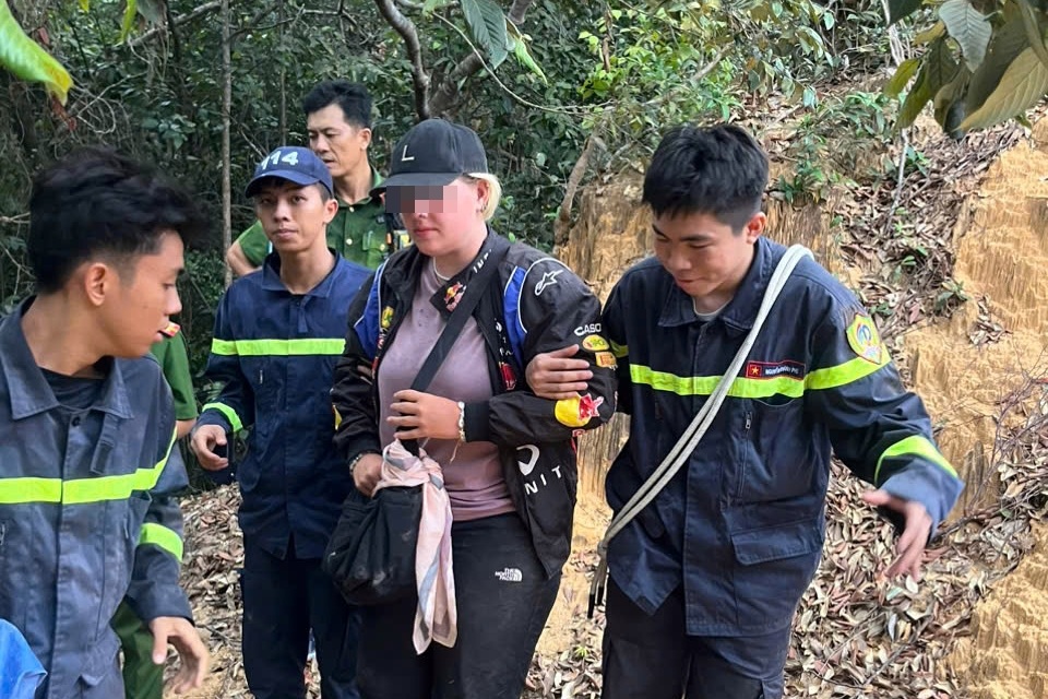 Cứu nữ du khách bị kiệt sức khi đi dã ngoại trên núi