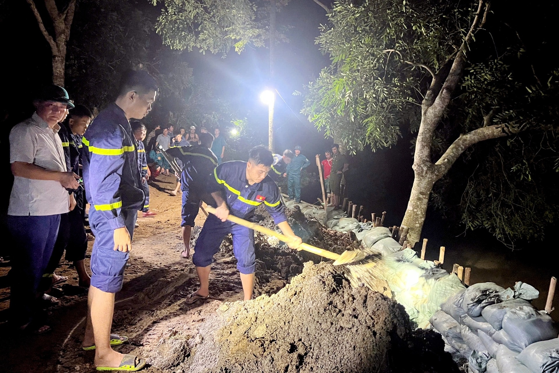 Trắng đêm gia cố, ngăn nguy cơ vỡ đê sông Hoàng do lũ lớn