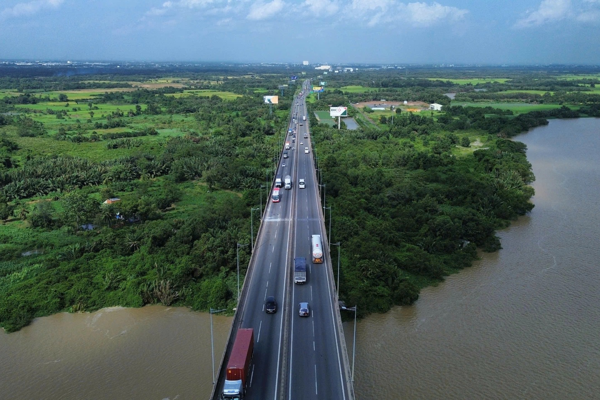 Cao tốc TPHCM thông thoáng sau 10 ngày sửa khe co giãn trên cầu Long Thành