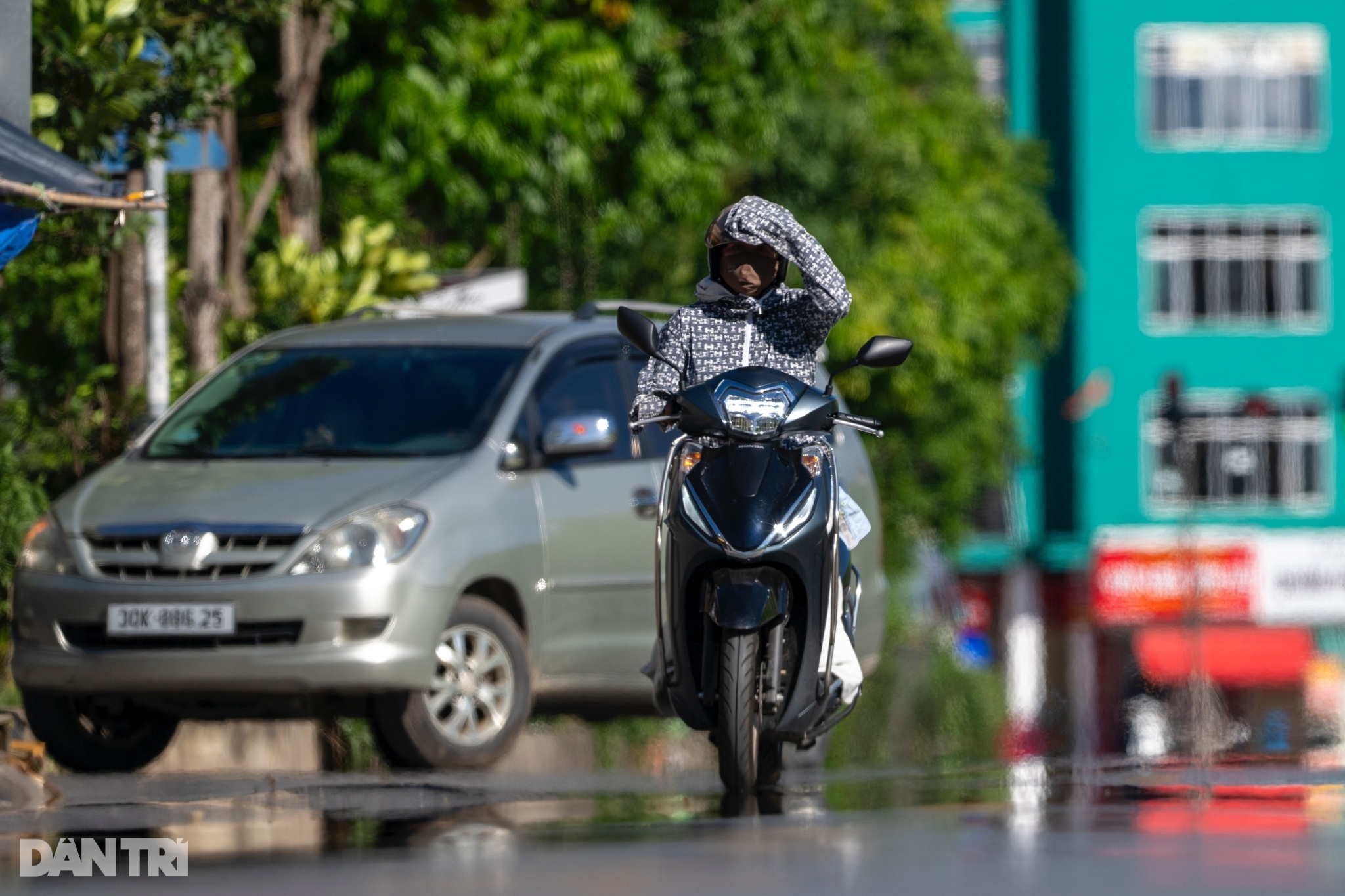 Hà Nội nắng nóng diện rộng, miền Trung mưa rào