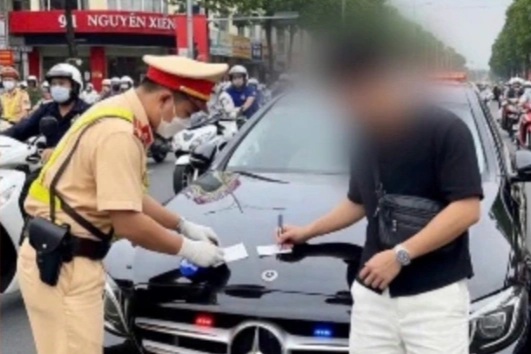 Xử phạt thanh niên dùng AI tạo hình ảnh đi Mercedes bị CSGT xử phạt