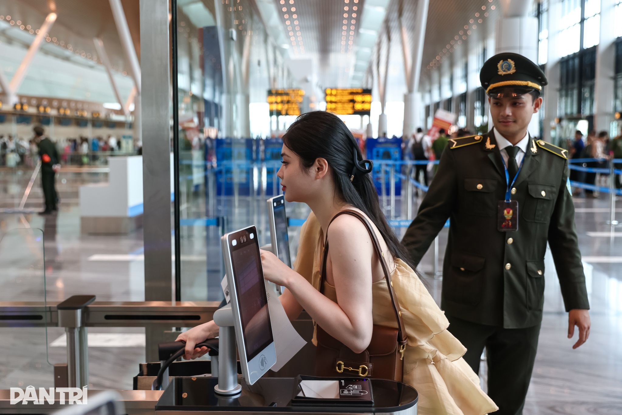 Người dân sử dụng sinh trắc học để lên máy bay tại nhà ga T3 Tân Sơn Nhất