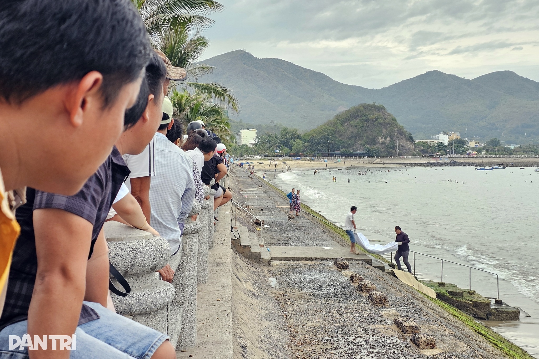 Thi thể người đàn ông cụt chân trôi dạt vào biển Nha Trang
