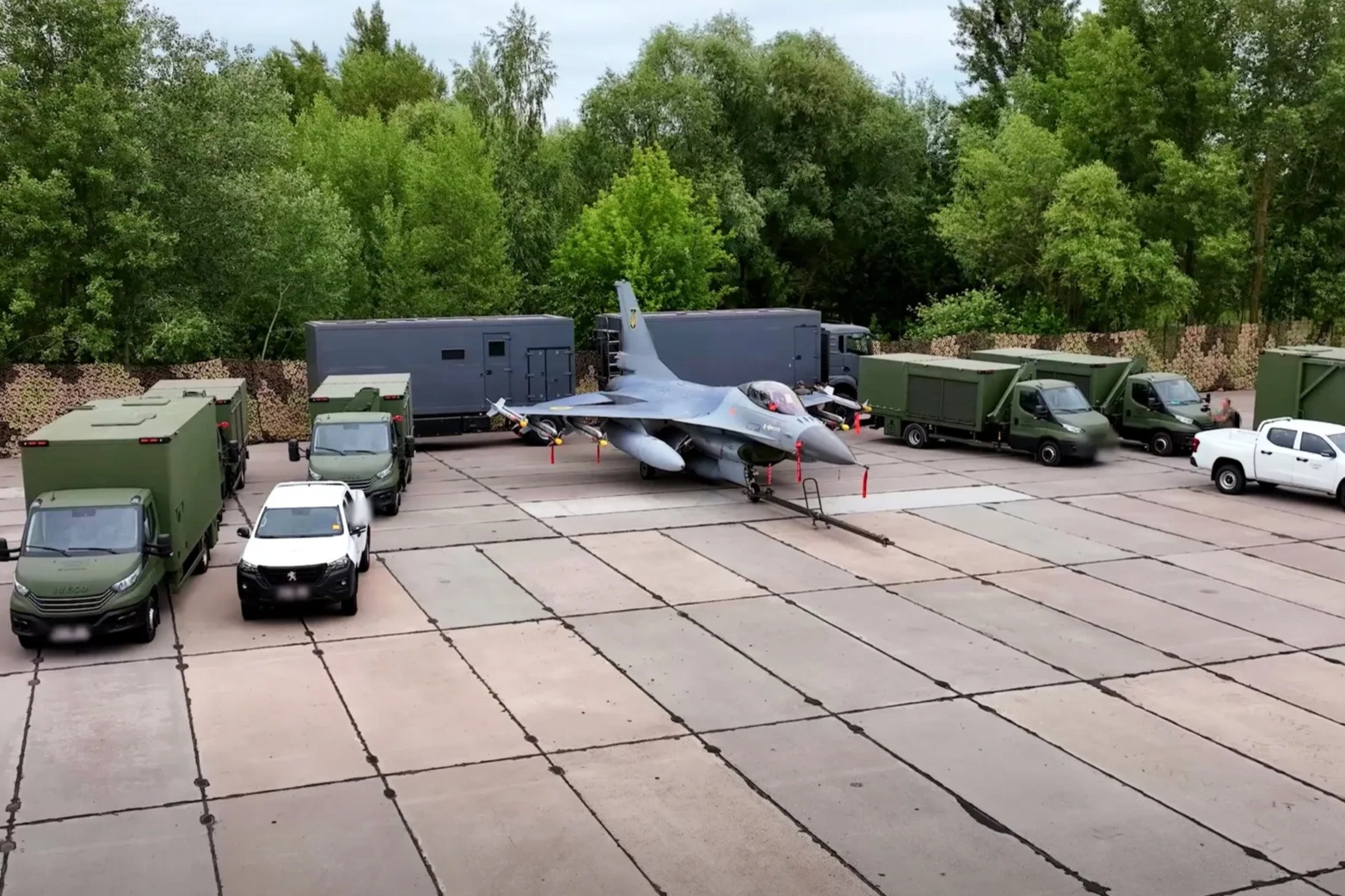 Ukraine tìm ra cách bảo vệ F-16 trước đòn tấn công "săn mồi" của Nga