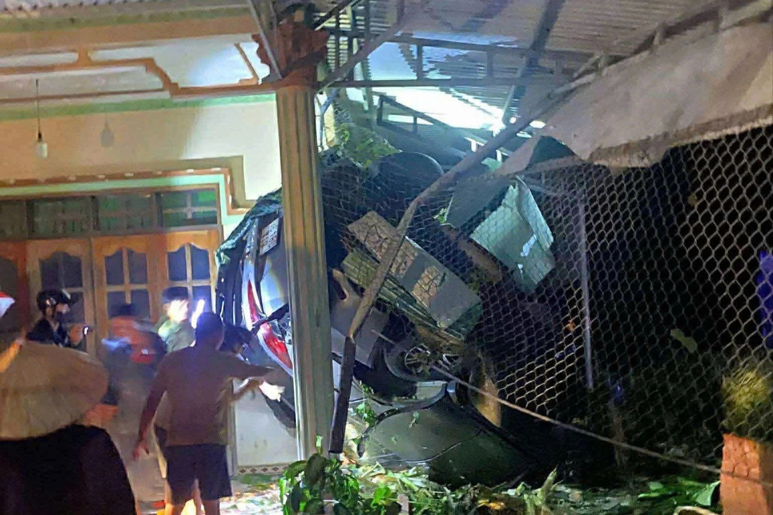Ô tô lao vào nhà dân, nam tài xế tử vong ở Đồng Nai