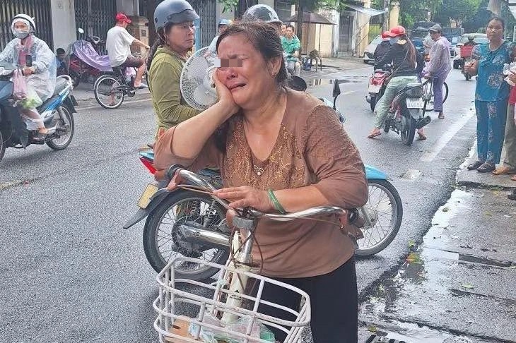 Tiền kẹp trong sổ vay vốn bị rơi, người phụ nữ bật khóc và cái kết có hậu
