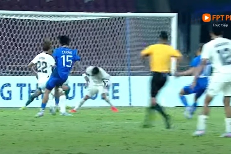 U23 Thái Lan thoát phạt đền nhạy cảm, cổ động viên gọi tên VAR