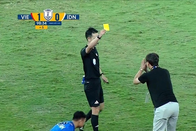 HLV Kim Sang Sik vái lạy trọng tài, trợ lý HLV Indonesia nhận thẻ đỏ khó đỡ