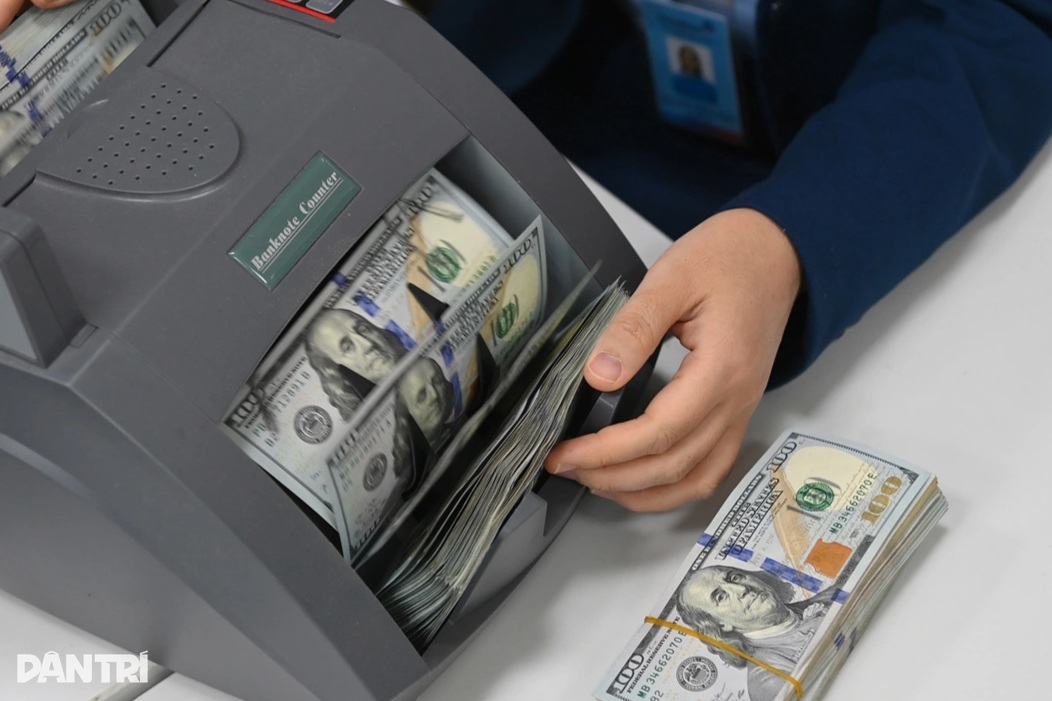 Giá USD tự do tăng mạnh, vượt 27.000 đồng
