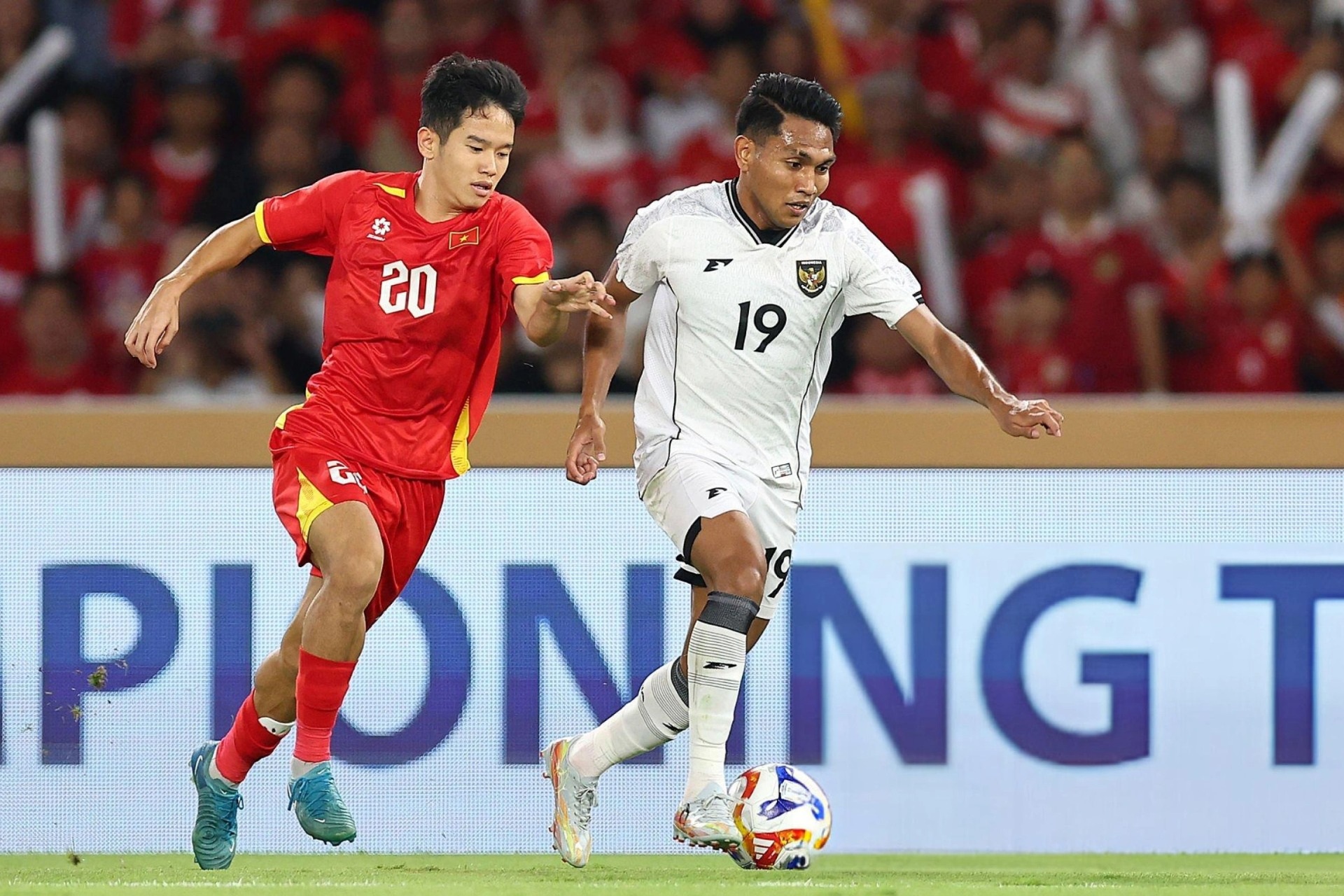U23 Việt Nam 1-0 U23 Indonesia (hiệp 1): Công Phương mở tỷ số