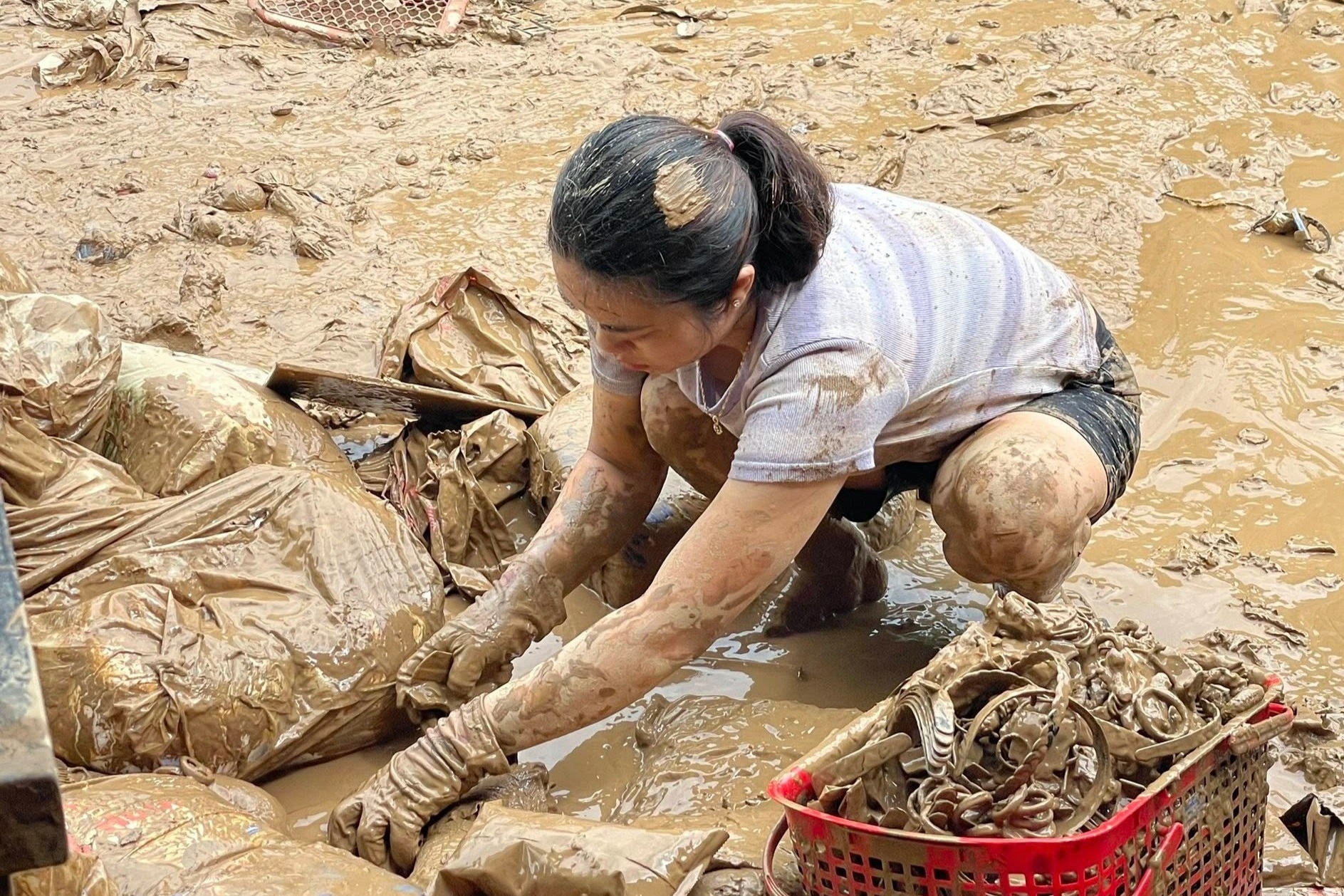 Khi chính quyền cấp xã "tự quyết, tự chịu" trong đợt mưa lũ lịch sử