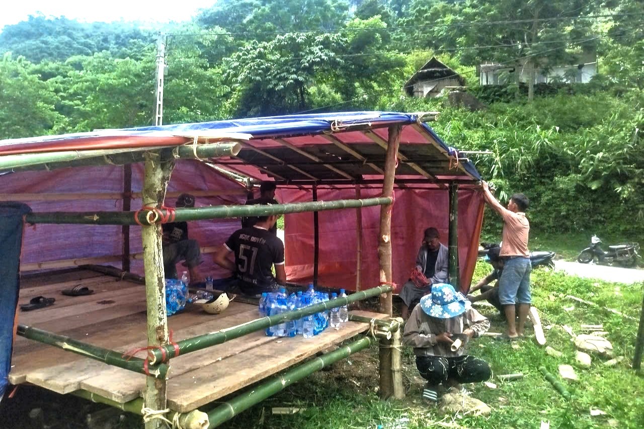 Mất trắng sau lũ, người dân dựng lán giữa đống hoang tàn ở tạm