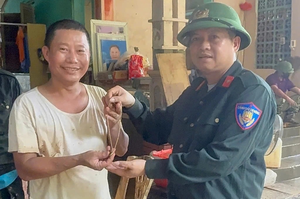 Dọn bùn sau lũ, công an tìm thấy tiền, vàng trả lại cho người dân