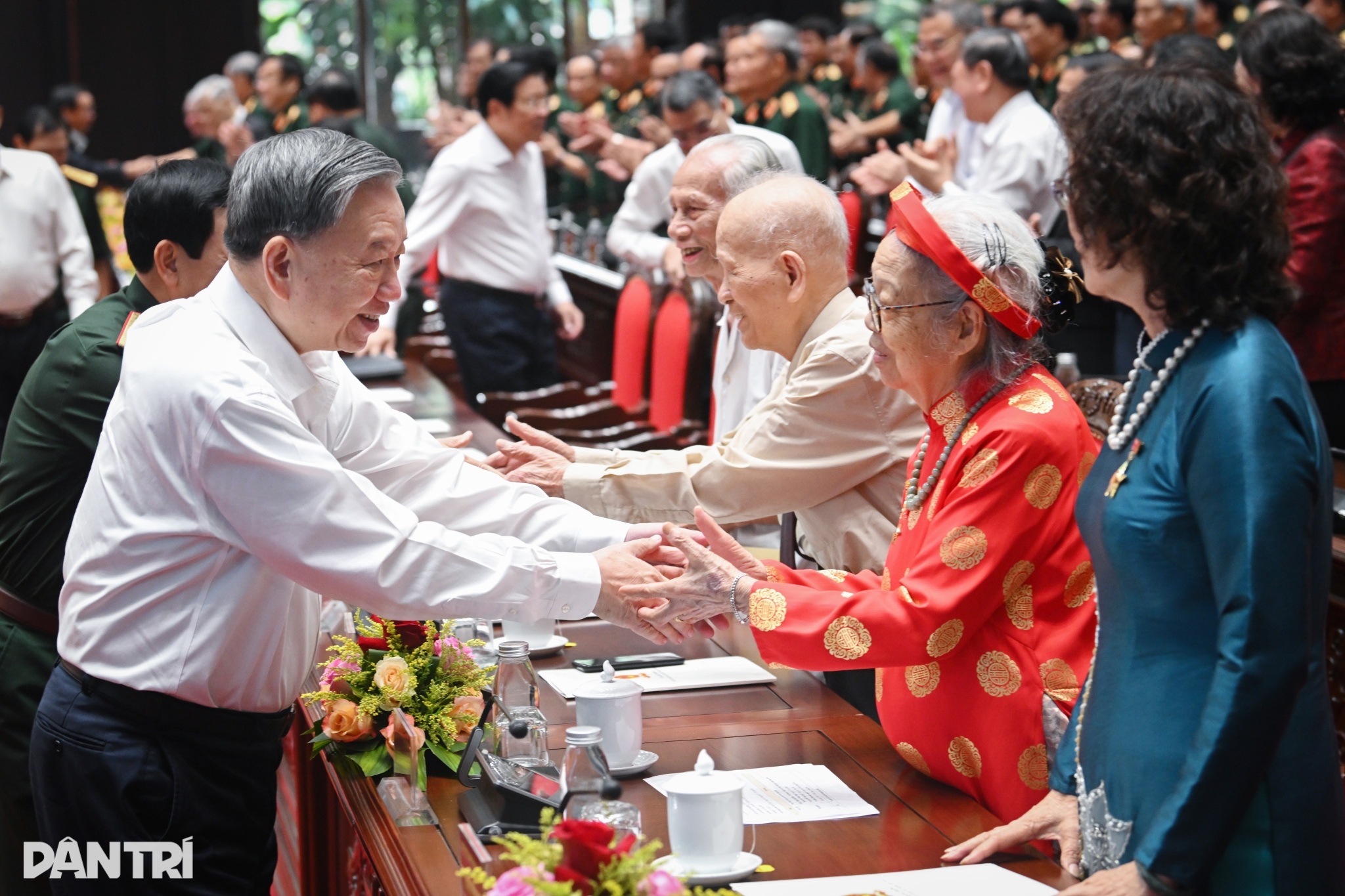 Tổng Bí thư Tô Lâm gặp mặt, thăm hỏi đại biểu có công với cách mạng