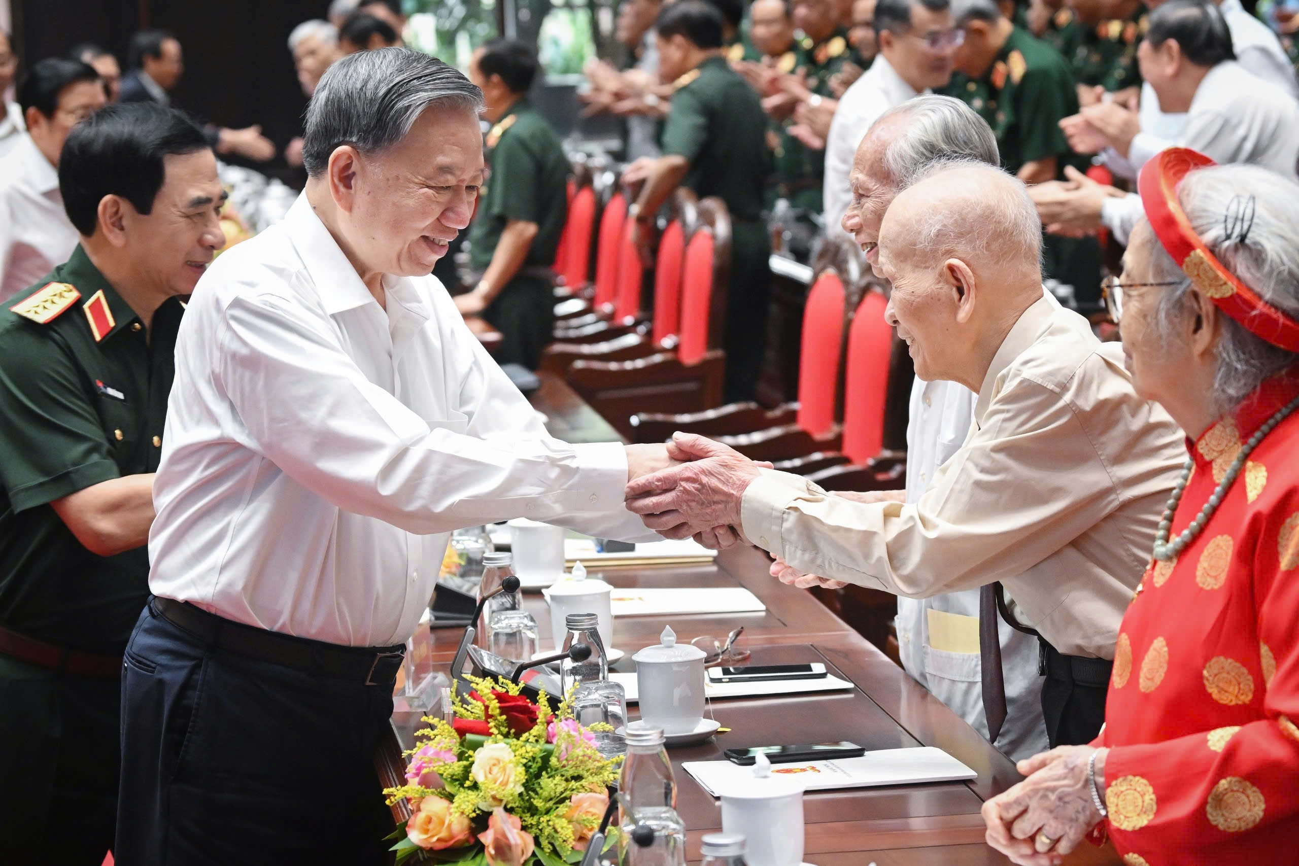 Tổng Bí thư: Tiền miễn học phí được lấy từ nguồn tiết kiệm tinh gọn bộ máy