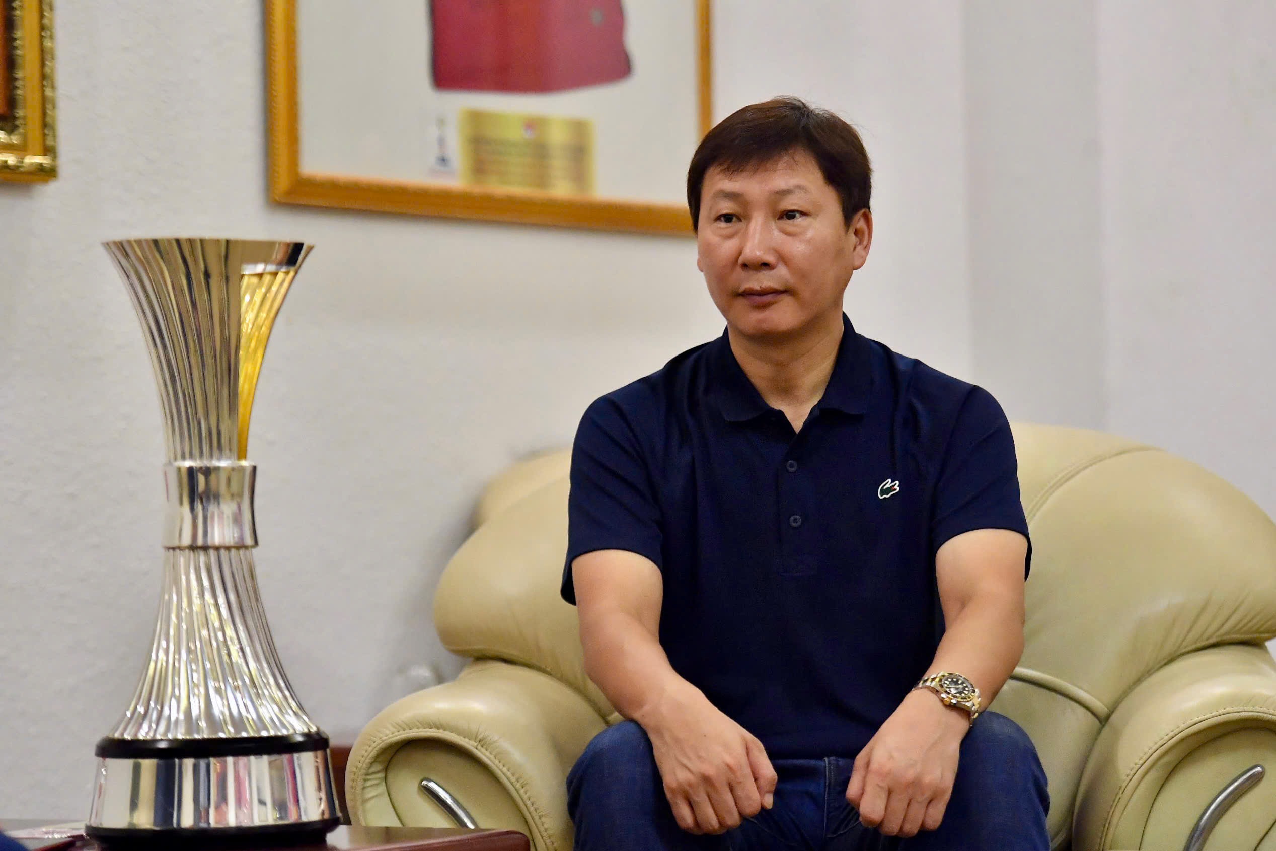 HLV Kim Sang Sik: "Tôi có ý đồ riêng khi vái lạy trọng tài"