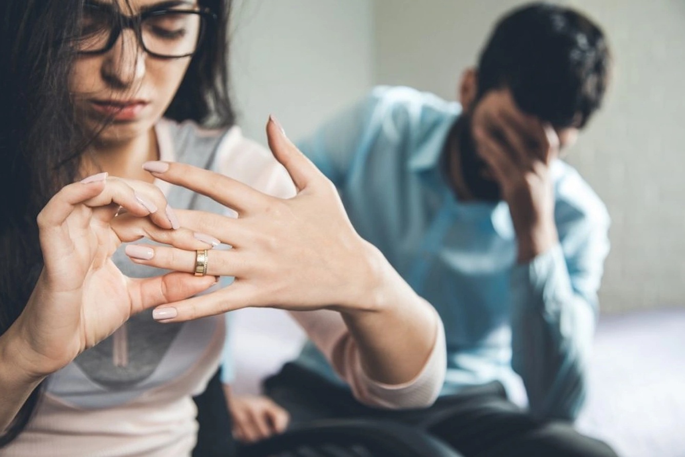 Ở nhà mẹ vợ cho, tôi bị chê "không ra gì" khi muốn lập bàn thờ cho bố mẹ đẻ