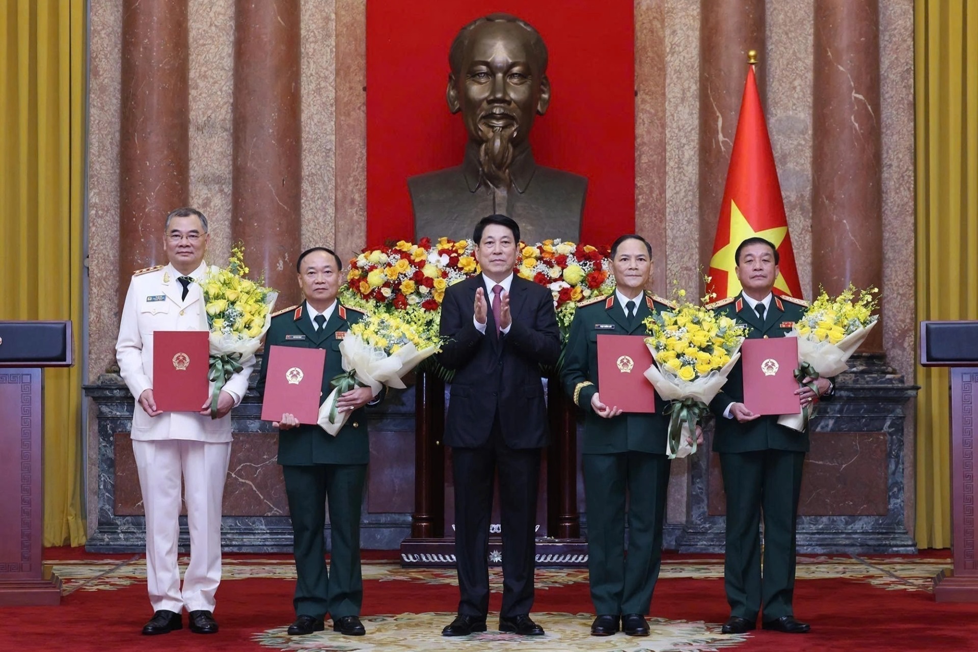 Trợ lý Tổng Bí thư và 3 sĩ quan Quân đội được thăng hàm Thượng tướng